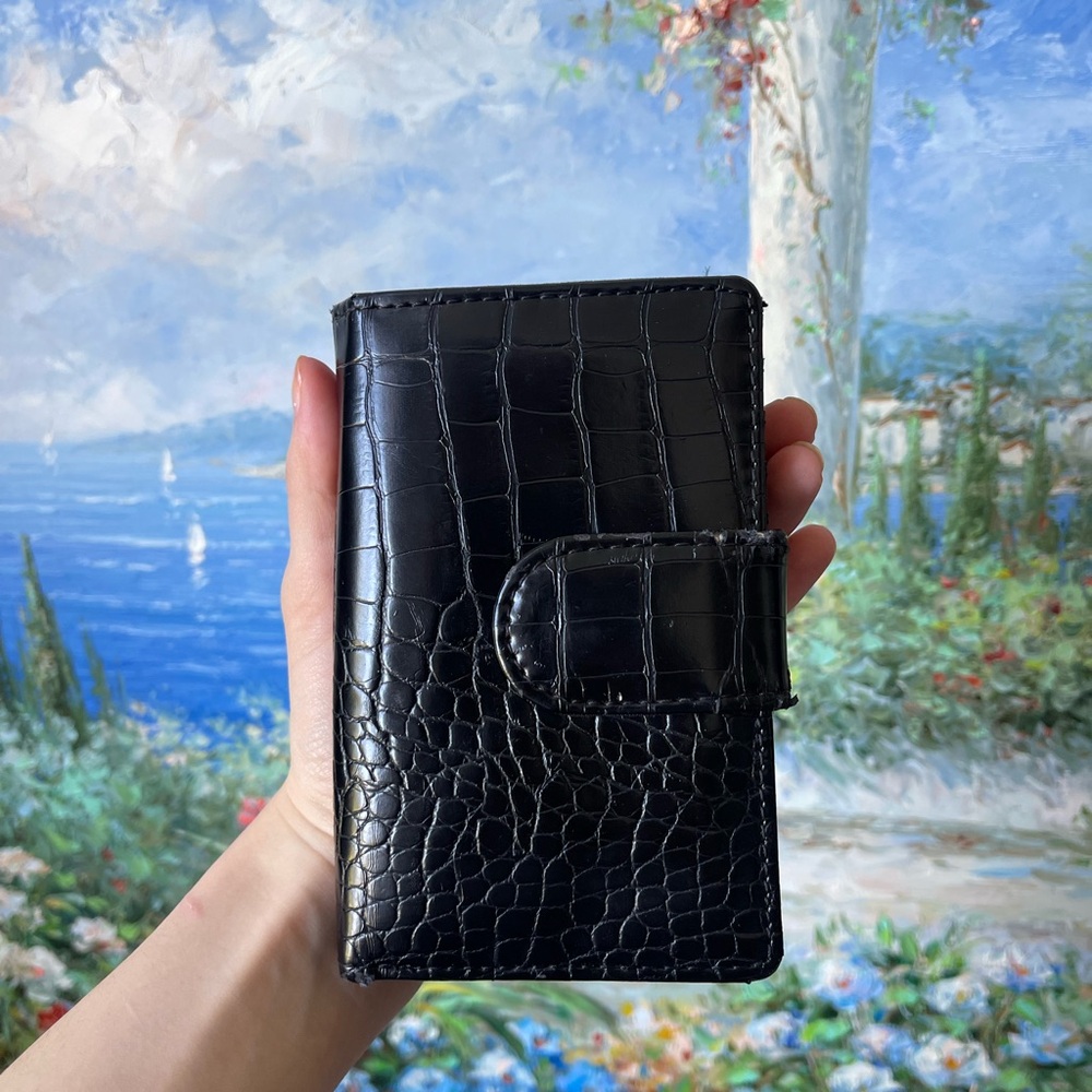 Vintage Black Croc-Embossed Wallet Sleek & Structured